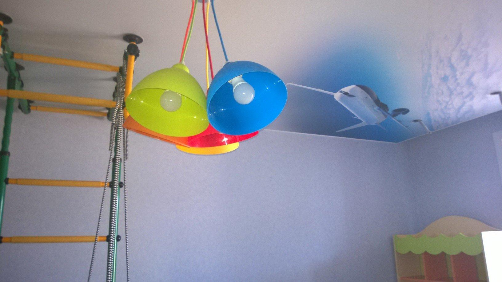 Светильник в детскую комнату воздушный шар. Самодельная люстра в детскую. Люстра шарики в детскую комнату. Подвесные светильники для детской комнаты.